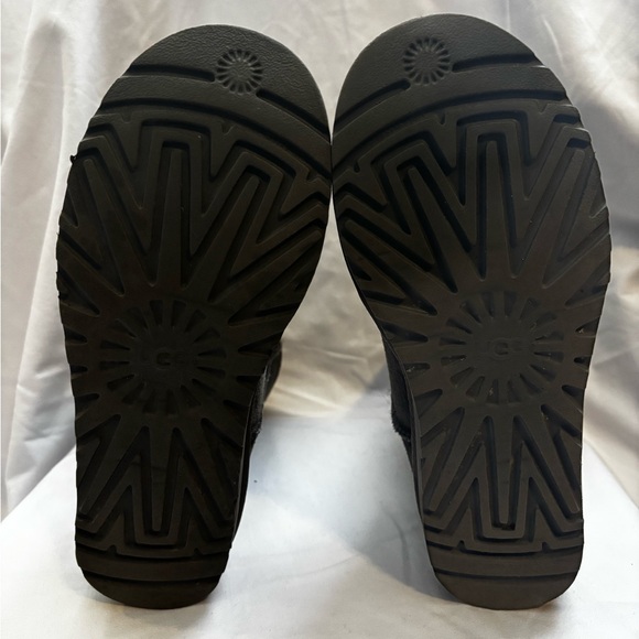 UGG Classic Short - Picture 6 of 7